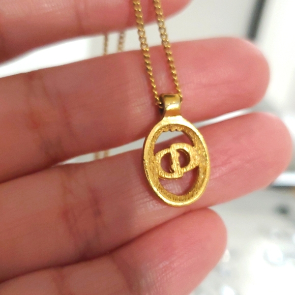 🇨🇵Christian Dior Logo Pendant Gold Pladed Necklace - Picture 13 of 15